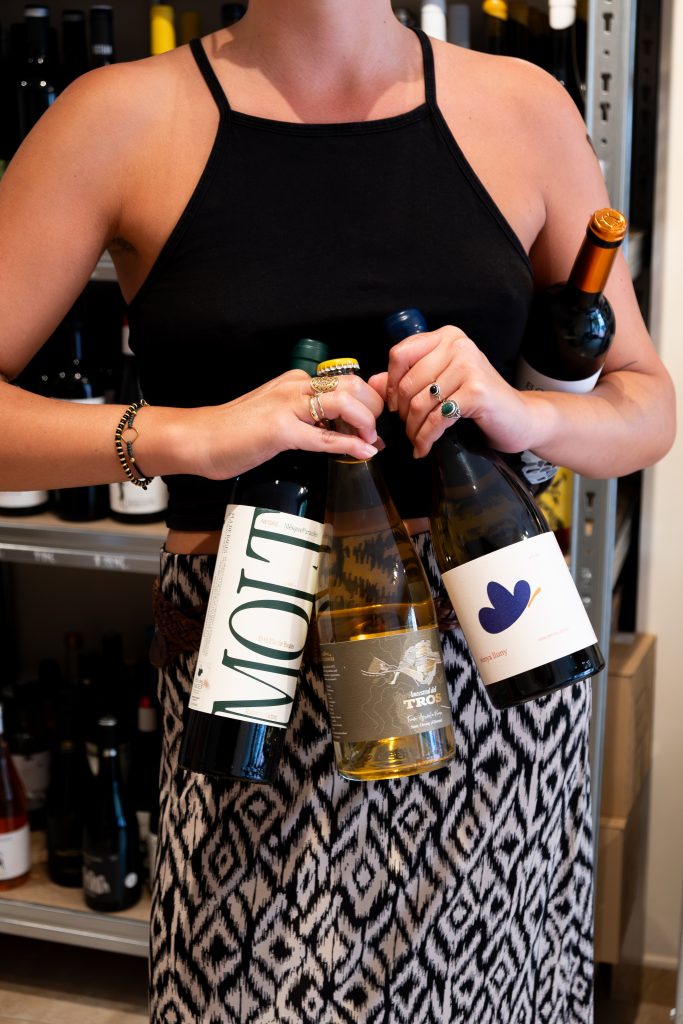 foto chica con botellas de vino