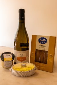 foto de productos, vino, sardinas y queso