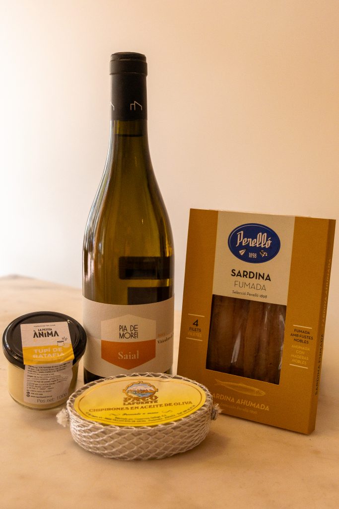 foto de productos, vino, sardinas y queso