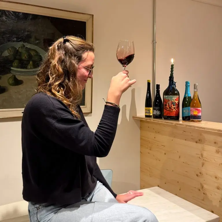 chica con copa de vino